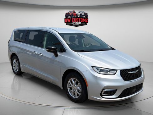 Used 2024 Chrysler Pacifica Touring-L FWD image 1
