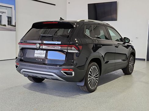 New 2026 Volkswagen Taos SE FWD image 8