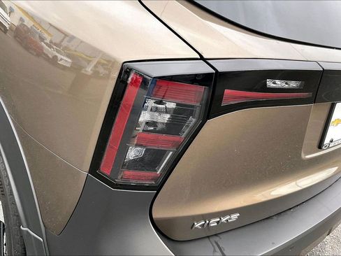 Used 2025 Nissan Kicks SR AWD/4WD image 29