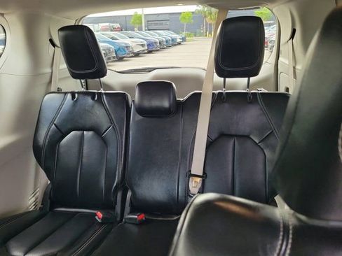 Used 2023 Chrysler Pacifica Touring-L FWD image 17