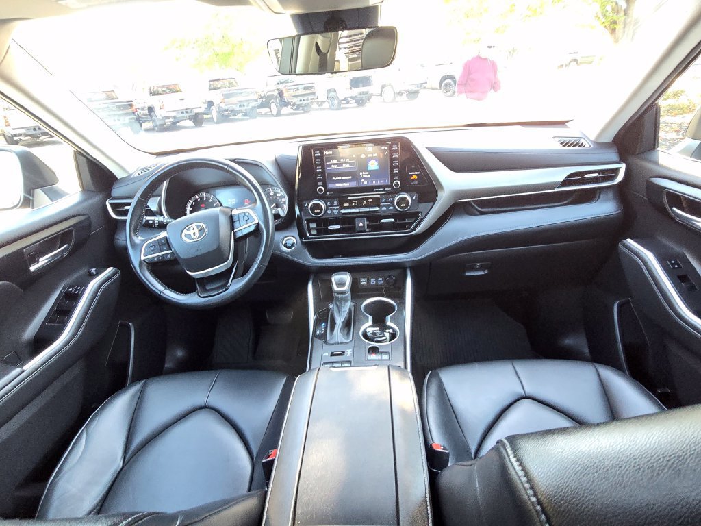 Used 2022 Toyota Highlander XLE AWD/4WD image 15