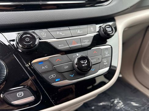 Certified 2023 Chrysler Pacifica Touring-L FWD image 23