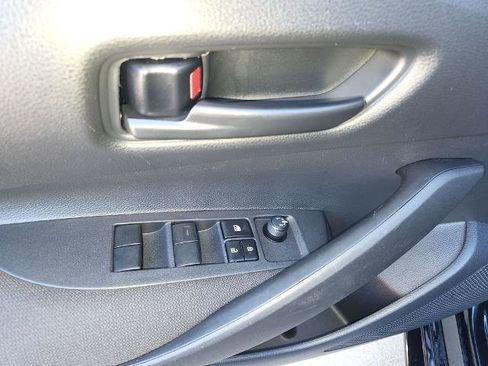 Used 2025 Toyota Corolla LE image 28