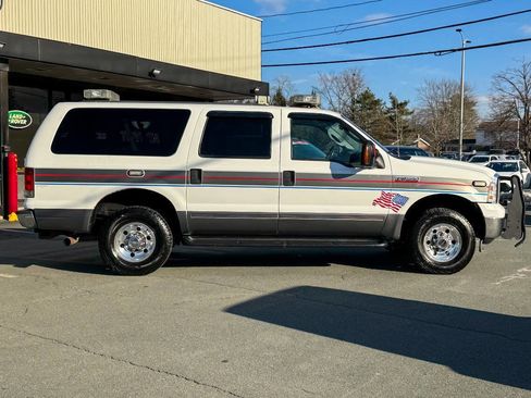 Used 2005 Ford Excursion XLT image 3