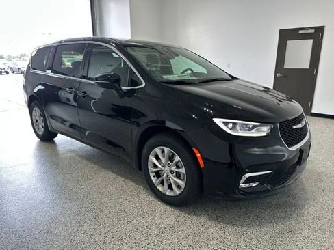 New 2025 Chrysler Pacifica Select image 2