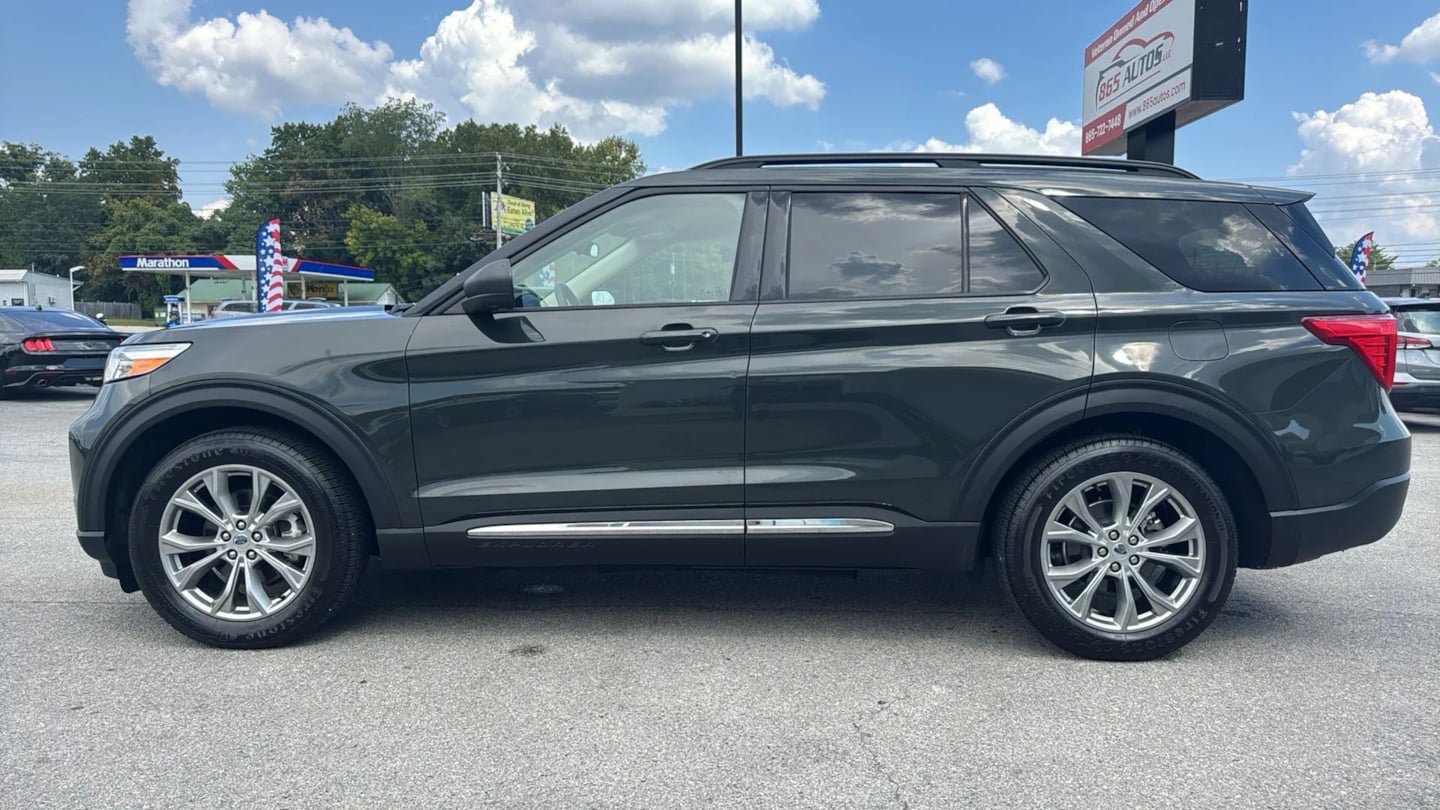 Used 2021 Ford Explorer XLT w/ Equipment Group 202A RWD image 2