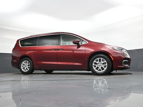 Used 2021 Chrysler Pacifica Touring-L image 35