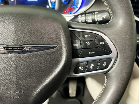 Used 2023 Chrysler Pacifica Touring-L FWD image 19