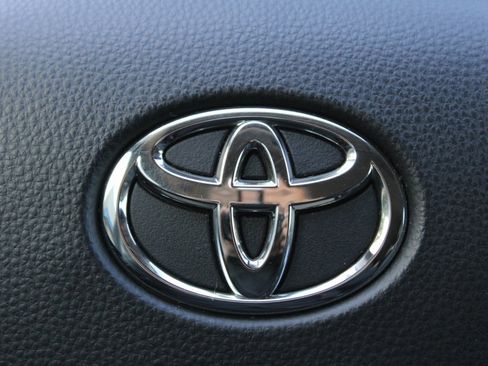 Used 2020 Toyota Highlander LE image 29