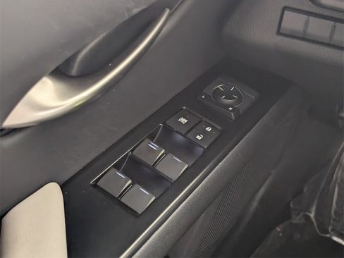 Used 2022 Lexus UX 200 image 16