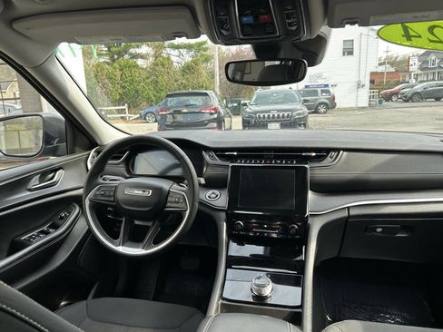 Used 2024 Jeep Grand Cherokee Laredo X image 10