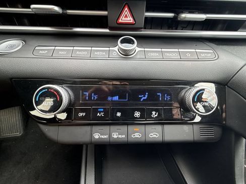 Used 2024 Hyundai Elantra SEL FWD image 19