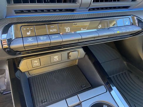 Used 2024 Toyota Prius XLE image 18