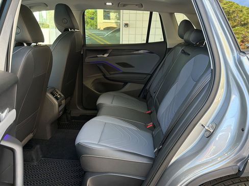 Certified 2026 Volkswagen Tiguan SE w/ Panoramic Sunroof Package FWD image 9