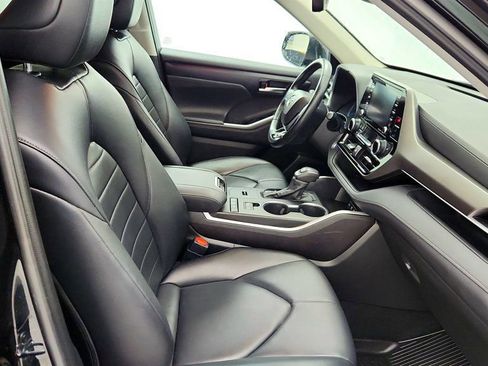 Used 2021 Toyota Highlander XLE image 25