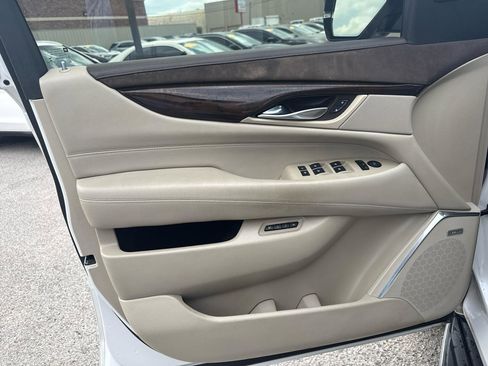 Used 2017 Cadillac Escalade Luxury AWD/4WD image 14