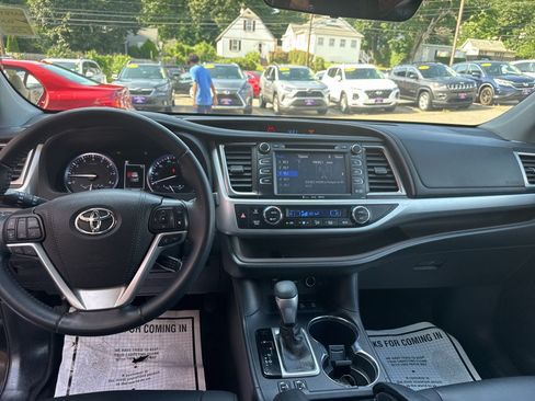 Used 2019 Toyota Highlander XLE AWD/4WD image 25