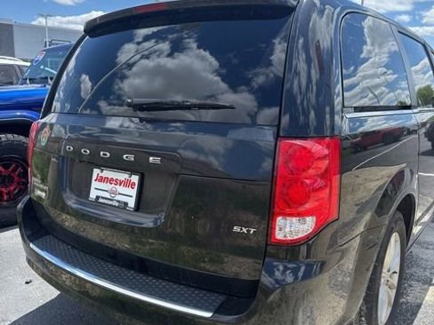 Used 2020 Dodge Grand Caravan SXT FWD image 2