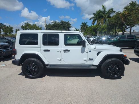 Used 2025 Jeep Wrangler Unlimited Sahara AWD/4WD image 5