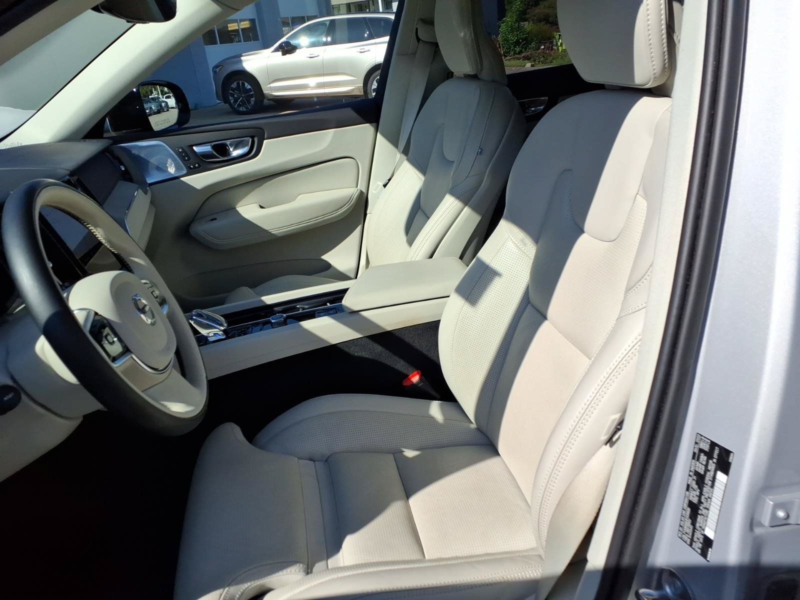 Used 2023 Volvo XC60 T8 Ultimate w/ Climate Package AWD/4WD image 19