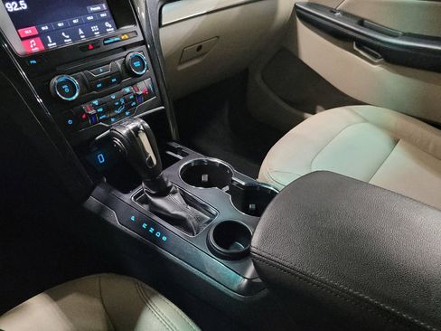Used 2018 Ford Explorer XLT w/ Equipment Group 202A FWD image 26