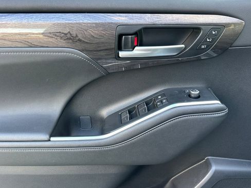 Used 2023 Toyota Highlander Limited image 12