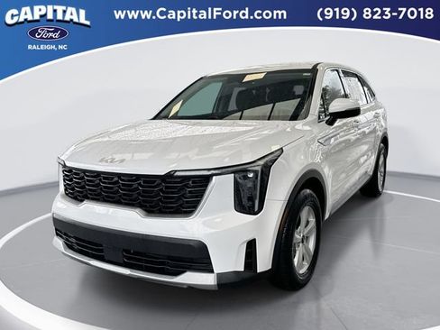 Used 2025 Kia Sorento LX FWD image 1