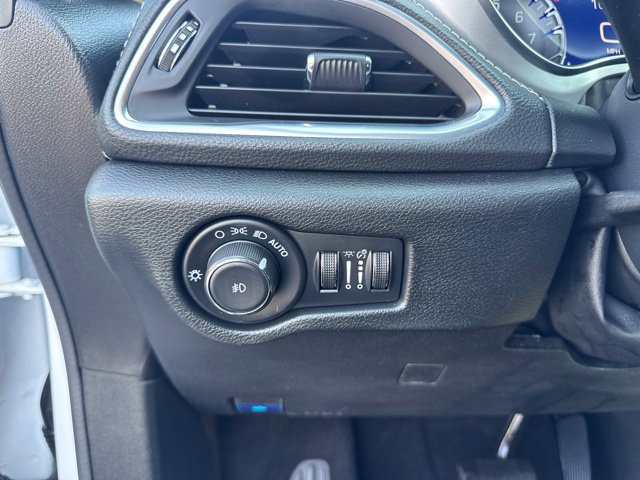 Used 2025 Chrysler Pacifica Limited FWD image 17