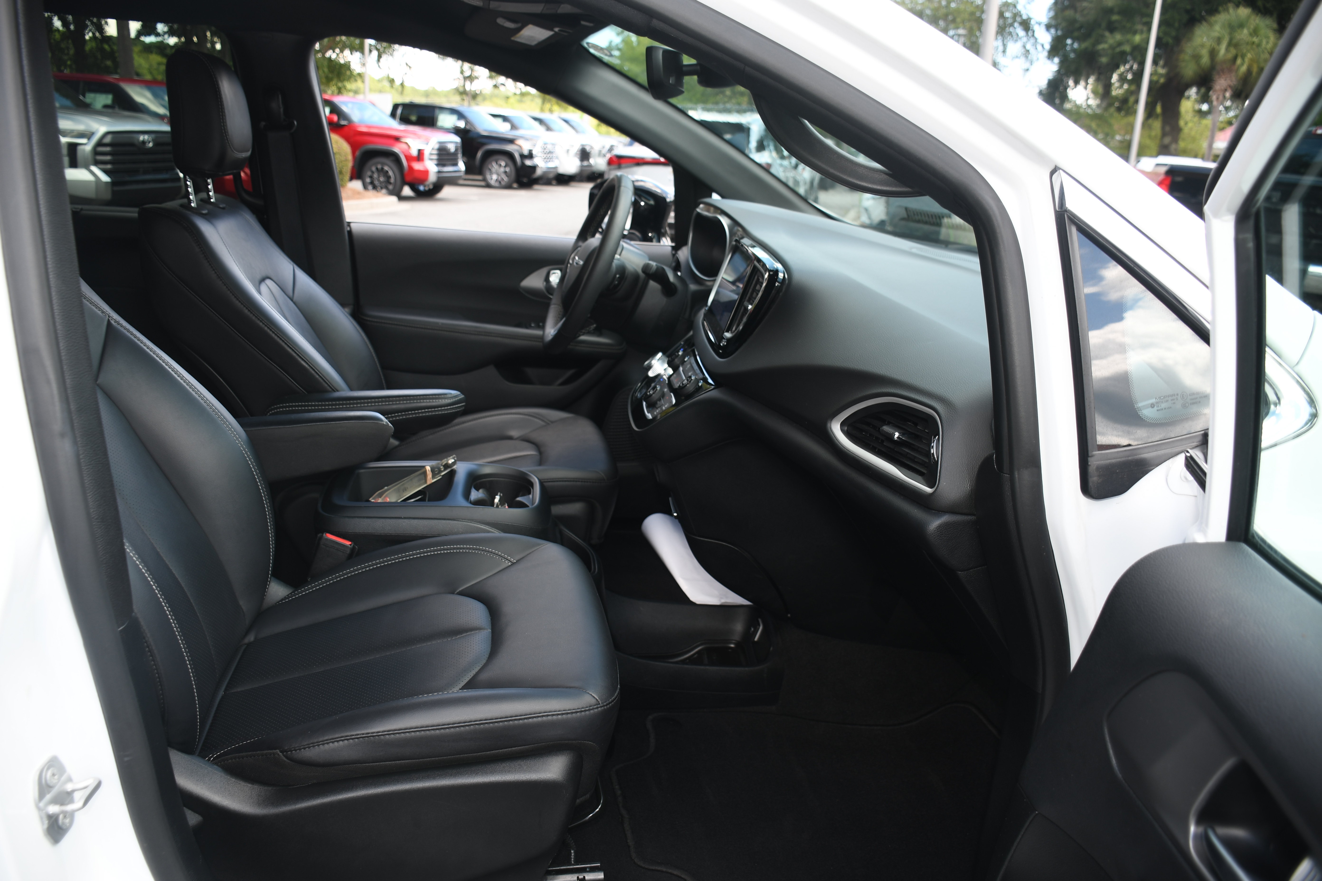 Used 2025 Chrysler Pacifica Select FWD image 21
