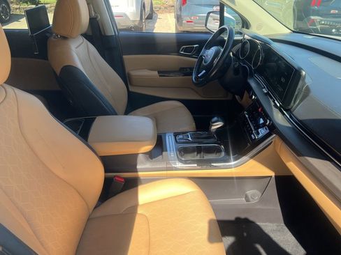 Used 2022 Kia Carnival EX FWD image 19