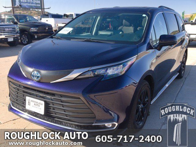 Used 2024 Toyota Sienna XLE FWD image 1