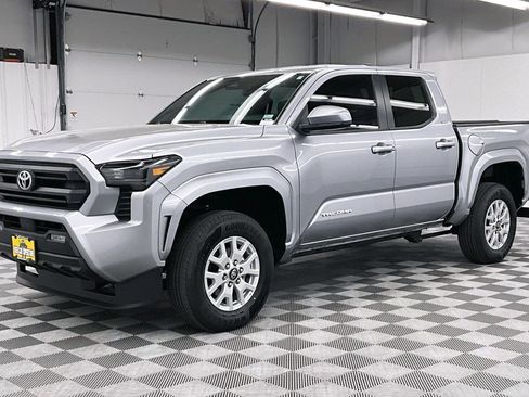 Used 2025 Toyota Tacoma SR5 AWD/4WD image 12