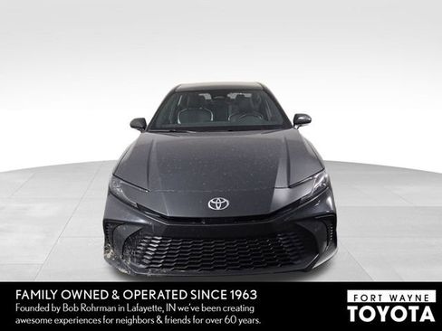 Used 2025 Toyota Camry SE image 3
