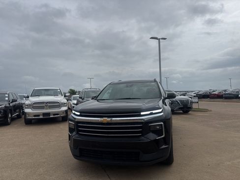 Used 2025 Chevrolet Traverse LT image 5
