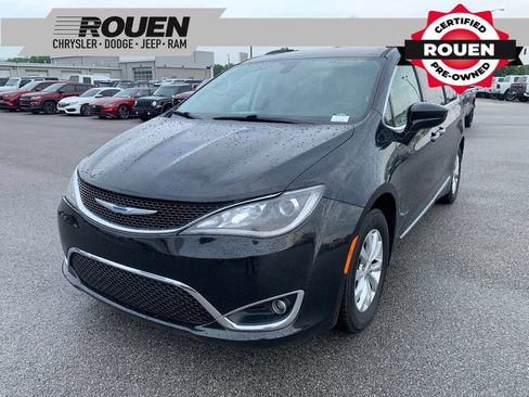 Used 2018 Chrysler Pacifica Touring-L FWD image 1