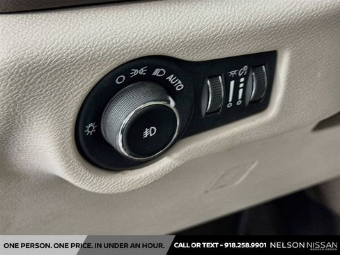Used 2017 Chrysler Pacifica Touring-L FWD image 10