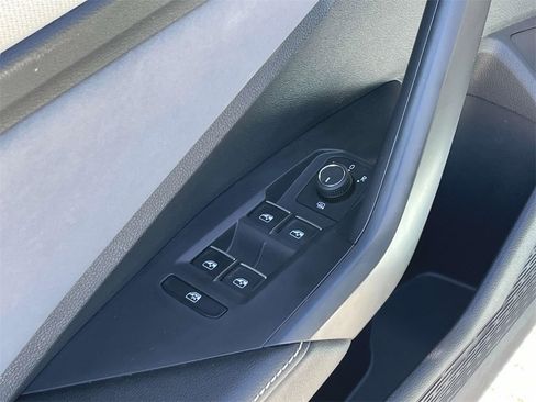 Used 2025 Volkswagen Jetta SE image 16