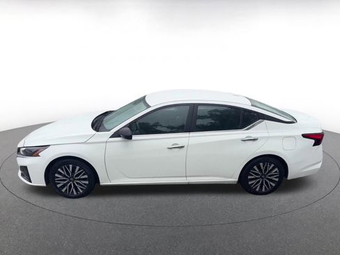 Used 2025 Nissan Altima 2.5 SV FWD image 9