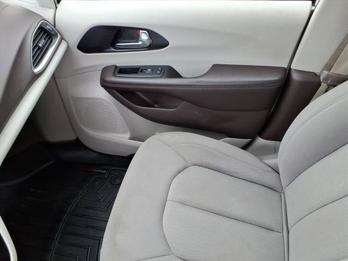 Used 2020 Chrysler Pacifica Touring FWD image 33