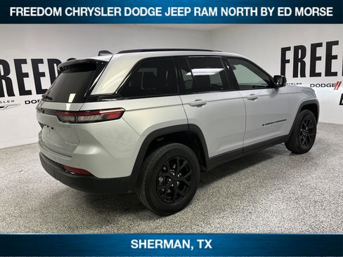 Used 2025 Jeep Grand Cherokee Altitude image 4