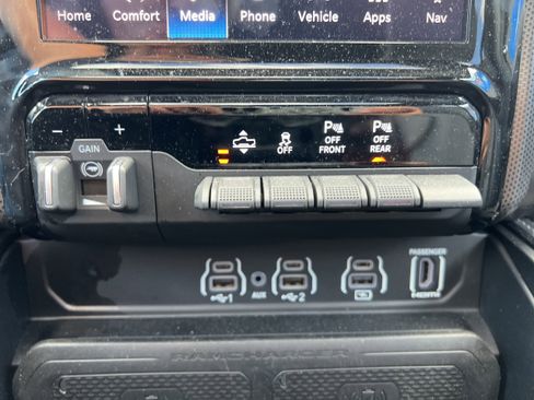 Used 2025 RAM 1500 Limited AWD/4WD image 14