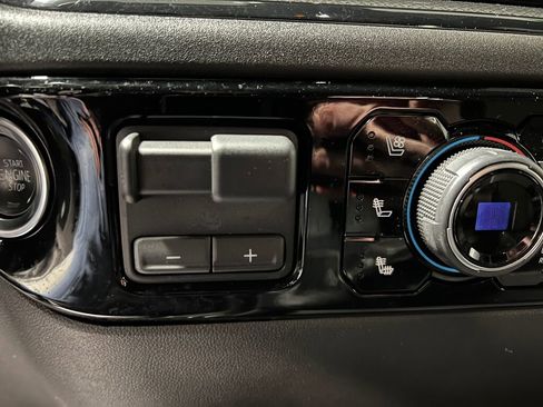 Used 2025 Chevrolet Silverado 2500 ZR2 w/ Technology Package image 15