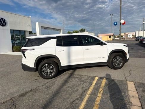 Used 2024 Chevrolet Traverse LS FWD image 4