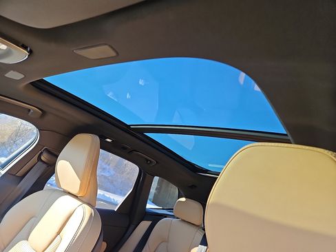 Certified 2024 Volvo XC60 B5 Ultimate w/ Protection Package Premier image 14