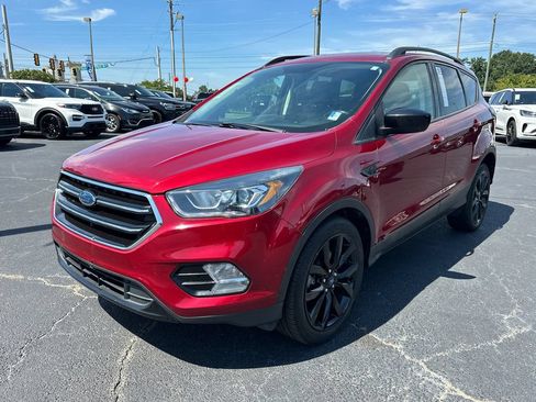 Used 2017 Ford Escape SE w/ SE Sport Appearance Package FWD image 3