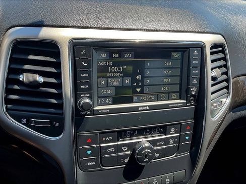 Used 2013 Jeep Grand Cherokee Laredo AWD/4WD image 14