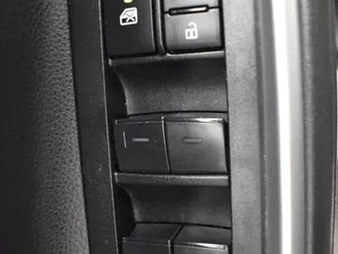 Used 2025 Toyota Highlander LE FWD image 21