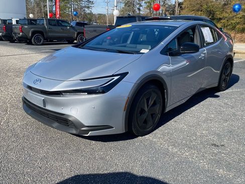 Used 2024 Toyota Prius LE image 2