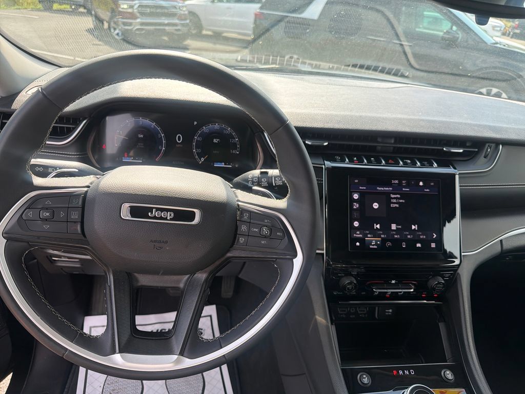 Used 2023 Jeep Grand Cherokee Laredo X AWD/4WD image 21