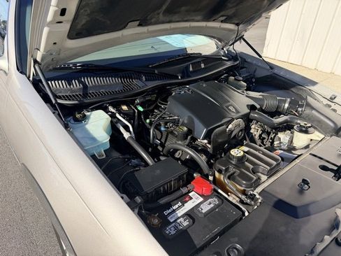 Used 2003 Lincoln Town Car Signature image 9